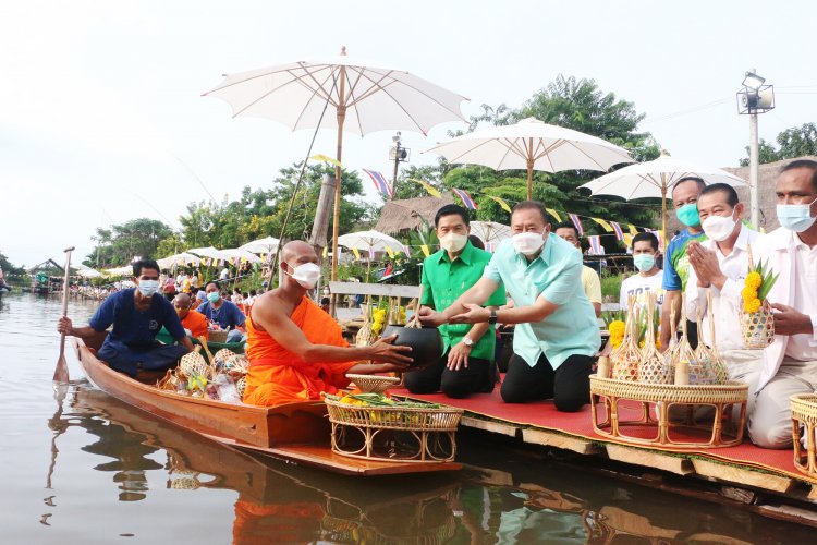 ผู้ว่าฯ-นายก อบจ.พิจิตร ตักบาตรเทโวพระพายเรือบิณฑบาตรส่งเสริมการท่องเที่ยวหนุนนโยบายรัฐเปิดประเทศ(มีคลิป)