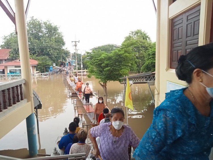 น้ำท่วมสูงไม่สามารถขัดขวางศรัทธาอันแรงกล้าคนบางลาพร้อมใจทำบุญออกพรรณา