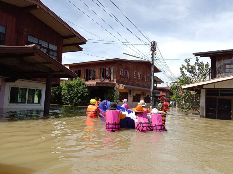 คนโนนสูงโคราชระทม!น้ำลำเชียงไกรเพิ่มสูงบ้านเรือนจมบาดาลขยายวงกว้าง (มีคลิป)