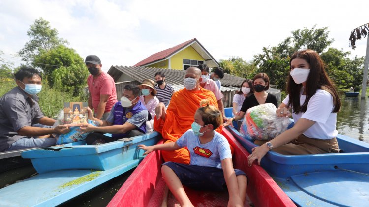 สมเด็จพระสังฆราช ประทานถุงยังชีพซับน้ำตาเหยื่อน้ำท่วมปทุมธานี (มีคลิป)