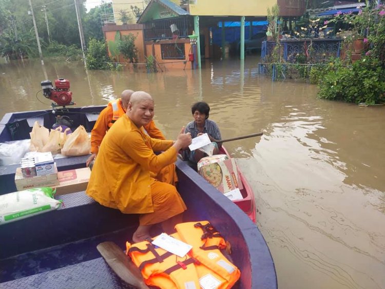 เจ้าอาวาสวัดตะกูกรุงเก่าพายเรือแจกสิ่งของช่วยผู้ประสบภัยน้ำท่วมบางบาล