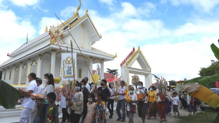 สาธุชนศรีสะเกษแห่ร่วมบุญทอดกฐินสามัคคีมหากุศล84,000 พระธรรมขันกอง(มีคลิป)