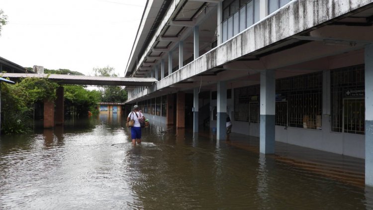 ชาวภูสิงห์เมืองศรีสะเกษสำลักน้ำป่าเทือกเขาพนมดงรักไหลทะลักจมบ้านเรือน(มีคลิป)