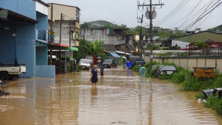 เบตงฝนตกหนักต่อเนื่องน้ำท่วมฉับพลันน้ำระบายไม่ทัน