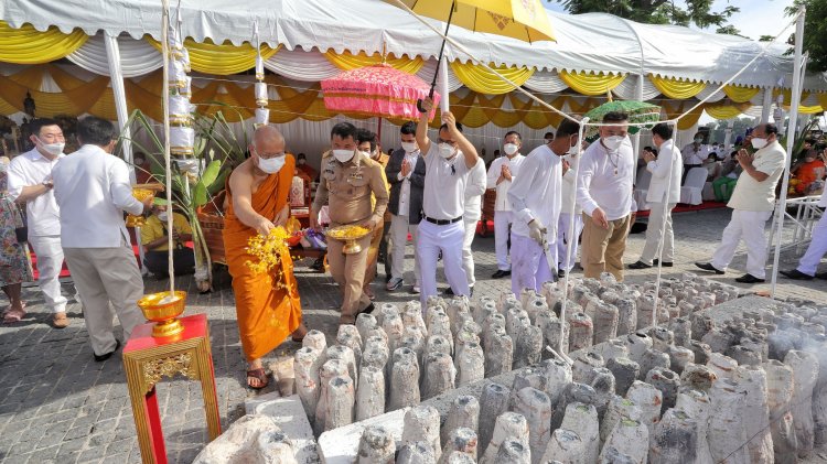 สมเด็จพระมหาวีรวงศ์-ปลัดมท.ประกอบพิธีเททองหล่อ “พระพุทธพัฒนปชานาถ”