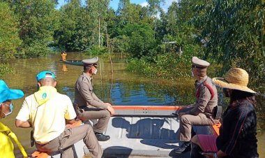 ผกก.สภ.เมืองศรีสะเกษ นำคณะลงเรือออกตรวจพื้นที่ผู้ประสบอุทกภัย คุ้มหนองหมู(มีคลิป)
