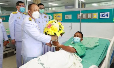 ในหลวงพระราชทานดอกไม้และตะกร้าสิ่งของพระราชทานแก่อส.ทพ.เหยื่อไฟใต้