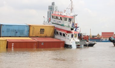 เรือสินค้าชนสนั่นล่มกลางแม่น้ำเจ้าพระยา เจ้าหน้าที่เร่งกู้เรือก่อนน้ำขึ้น(มีคลิป)