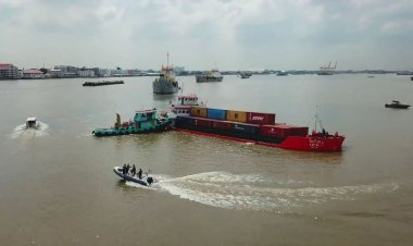 จนท.เร่งกอบกู้เรือบรรทุกสินค้าพุ่งชนกันสนั่นแม่น้ำเจ้าพระยา (มีคลิป)