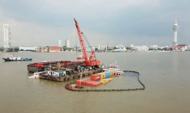 เร่งกู้เรือคอนเทรนเนอร์ล่มให้เสร็จภายในวันพรุ่งนี้