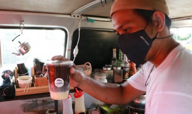 หนุ่มนราธิวาสสุดยอดไอเดีย!แปลงโฉมรถตู้เก่าเป็น' Cofee Van'เป็นจุดขายสร้างรายได้นับแสน