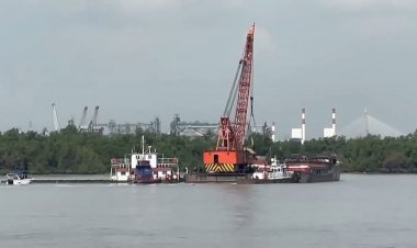 กรมเจ้าท่าเร่งสอบสวนเรือบรรทุกสินค้าชนกลางแม่น้ำเจ้าพระยา (ชมคลิป)