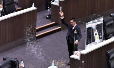 ส.ส.พิเชษฐ์ เพื่อไทย หว่านข้าว-ใส่ปุ๋ย ประท้วงครม.กลางห้องประชุมสภาฯ หลังไม่มาตอบกระทู้ความเดือดร้อนประชาชน