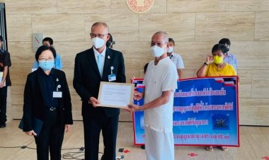 อดีตพุทธะอิสระ  นำมวลชน ยื่นหนังสือ ปธ.สภาฯ ค้านแก้ รธน. หมวดสถาบันฯ ทุกมาตรา และ ป.อ. ม.112