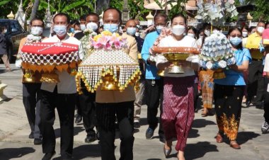สืบสานประเพณี!นอภ.อุทุมพรพิสัยประธานพิธีทอดกฐินสามัคคี (มีคลิป)