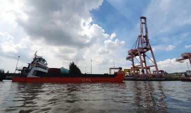 เจ้าท่าสมุทรปราการกู้ซากเรือบรรทุกสินค้าที่ถูกชนจมกลางแม่น้ำเจ้าพระยาได้สำเร็จ(มีคลิป)