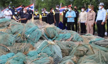 ครั้งแรก! เผาทำลายเครื่องมือประมงลอบพับไอ้โง่ผิดกฎหมายเกือบ 2 พันชุด