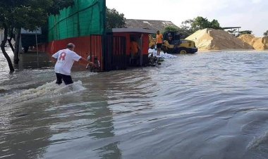 น้ำทะเลหนุนสูงทะลักเข้าท่วมถนนและตลาดและวัดที่ตั้งอยู่ริมแม่น้ำเจ้าพระยา