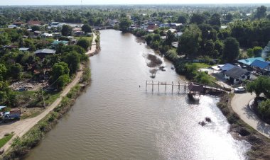 สะพานไม้ตะโกนรักอายุนับ 100 ปีแหล่งท่องเที่ยวใหม่โคราช ถูกน้ำซัดพังขาด (มีคลิป)