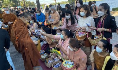 ศรีสะเกษจัดกิจกรรม"ศรีสะเกษพร้อมใจ นุ่งผ้าไทยใส่บาตร ทำความดี วิถีพอเพียง"