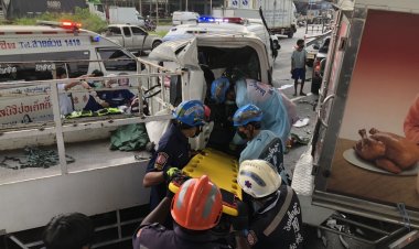 กระบะเปลี่ยนเลนออกช่องทางด่วนกะทันหันตัดหน้าสีล้อกลางชนเหมากระบะ 3 คันรวด