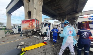 กระบะเปลี่ยนเลนออกช่องทางด่วนกระทันหัน รถเบรคพุ่งชนกันสั่นพังยับ 4 คัน