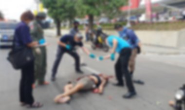 หนุ่มขี่จยย.ชนท้ายจยย.ไรเดอร์เสียหลักล้มถูกสิบล้อทับหัวดับคาที่