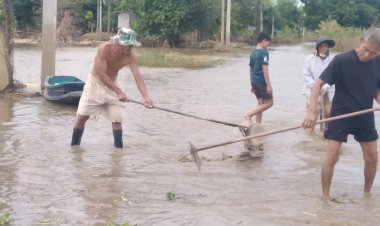 น้ำท่วมบางลานาน2เดือนขี้โคลนถมถนนหนา10-20ซม.(มีคลิป)