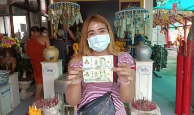 ชาวบ้านเดินทางมาจากกรุงเทพเพื่อให้พระอธิการทวีทรัพย์เจิมรถเจิมมือเจิมหน้าผากเจิมแบงค์เพื่อเป็นสิริมงคล