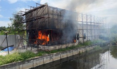 ไฟไหม้สถานที่ก่อสร้างสำนักงานขายคอนโดข้างโรบินสันสมุทรปราการ