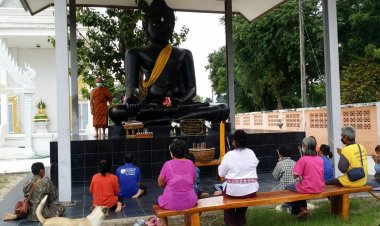 ชาวบ้านอุทัยธานีเชื่อทำพิธี!!ลูบน้ำมันหลวงพ่อองค์ดำ รักษาโรคภัยไข้เจ็บหาย