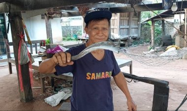 ตาวัย 70 ปี ยึดอาชีพตีมีดขาย รายได้ดีปลดหนี้ ธกส.ได้