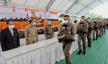 สมเด็จเจ้าฟ้าฯกรมพระศรีสวางควัฒนฯพระราชทานสิ่งของแก่ผู้ประสบอุทกภัยปทุมธานี