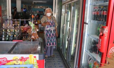เตือนภัยลูกค้าทำทีเลือกซื้อสินค้าก่อนเจ้าของร้านเผลอฉกสินค้าหนีลอยนวล (มีคลิป)