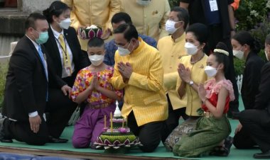 นายกรัฐมนตรีนำคณะครม.ลอยกระทงคลองผดุงกรุงเกษม