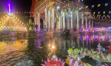 หนุ่มสาวฉันทนาลอยกระทงรอบพระอุโบสถจรดเที่ยงคืน