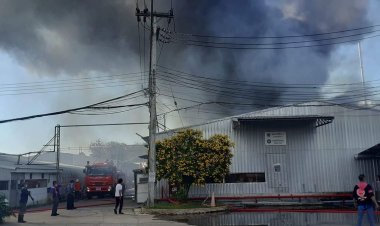 ไฟไหม้โกดังเก็บสำลีบริษัทชื่อดังเสียหายไม่ต่ำกว่า 50 ล้านบาท (มีคลิป)