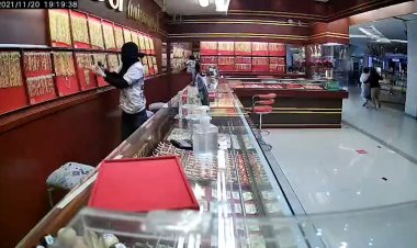 ตร.ส่งภาพวงจรปิดปูพรมล่าโจรบุกเดี่ยวชิงทองกลางห้างดังขอนแก่น(มีคลิป )