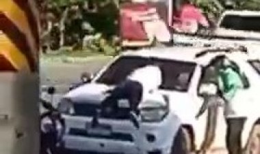 หวาดเสียว!ฝรั่งหึงเมียเห็นมากับชายกระโดดเกาะหน้ารถขวางไม่ให้ไป