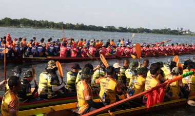 ยิ่งใหญ่อลังการ!ศรีสะเกษระเบิดศึกแข่งขันเรือยาวชิงชนะเลิศประเทศไทย(มีคลิป)