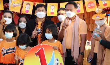 ผวจ.ศรีสะเกษให้กำลังใจเด็กอีเซสาธิตการย้อมผ้าที่มีพัฒนาการไม่หยุด