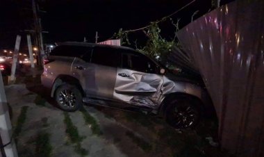 เก๋งฟอร์จูนเนอร์ขับออกจากโรงงาน ถูก รถจยย. มาทางตรงพุ่งชนเต็มแรง ดับ 1 เจ็บ 1