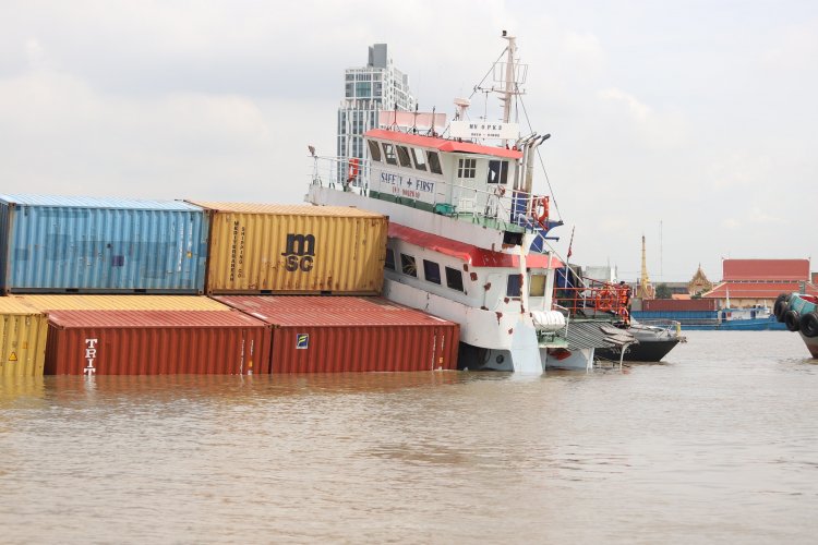 เรือสินค้าชนสนั่นล่มกลางแม่น้ำเจ้าพระยา เจ้าหน้าที่เร่งกู้เรือก่อนน้ำขึ้น(มีคลิป)