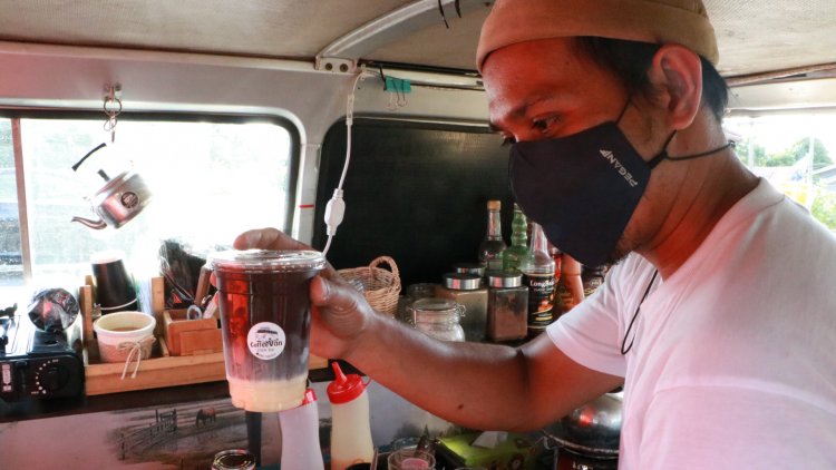 หนุ่มนราธิวาสสุดยอดไอเดีย!แปลงโฉมรถตู้เก่าเป็น' Cofee Van'เป็นจุดขายสร้างรายได้นับแสน