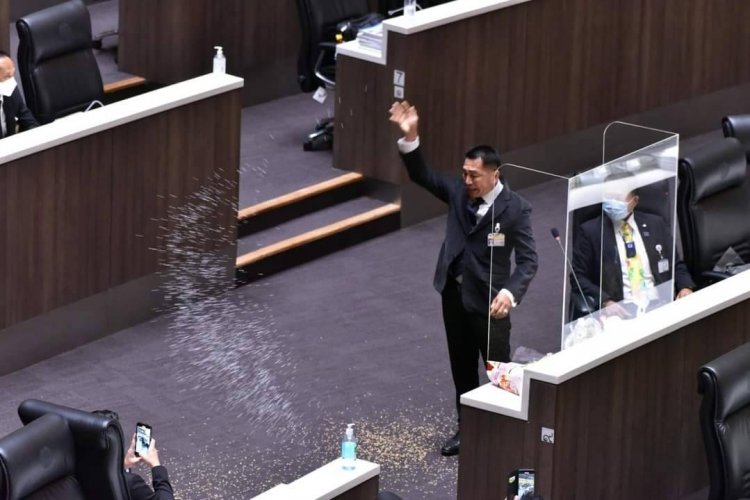 ส.ส.พิเชษฐ์ เพื่อไทย หว่านข้าว-ใส่ปุ๋ย ประท้วงครม.กลางห้องประชุมสภาฯ หลังไม่มาตอบกระทู้ความเดือดร้อนประชาชน
