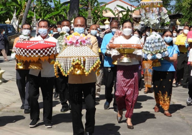 สืบสานประเพณี!นอภ.อุทุมพรพิสัยประธานพิธีทอดกฐินสามัคคี (มีคลิป)