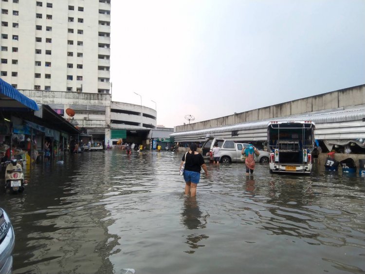 คนปากน้ำระทม!น้ำทะเลหนุนสูงทะลักเข้าท่วมถนนและตลาดและวัดที่ตั้งอยู่ริมแม่น้ำเจ้าพระยา(มีคลิป)