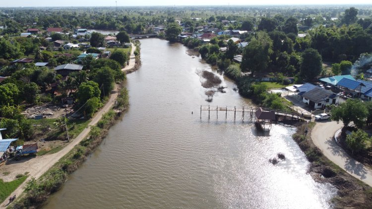 สะพานไม้ตะโกนรักอายุนับ 100 ปีแหล่งท่องเที่ยวใหม่โคราช ถูกน้ำซัดพังขาด (มีคลิป)