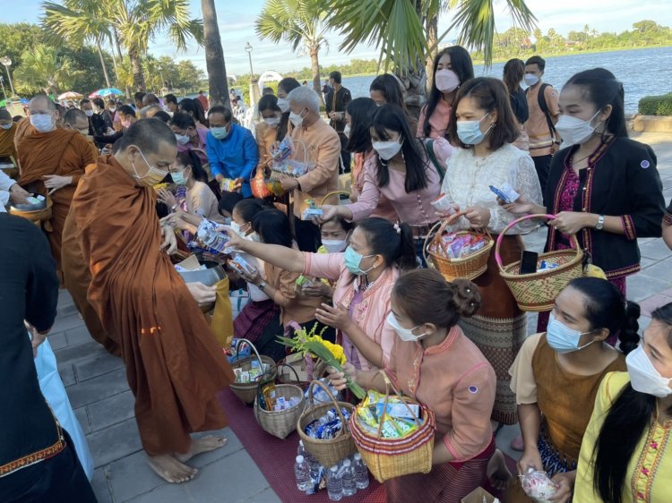 ศรีสะเกษจัดกิจกรรม"ศรีสะเกษพร้อมใจ นุ่งผ้าไทยใส่บาตร ทำความดี วิถีพอเพียง"