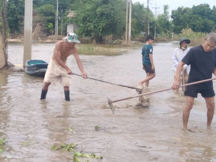 น้ำท่วมบางลานาน2เดือนขี้โคลนถมถนนหนา10-20ซม.(มีคลิป)